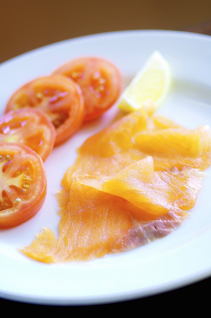 Smoked salmon with tomatoes