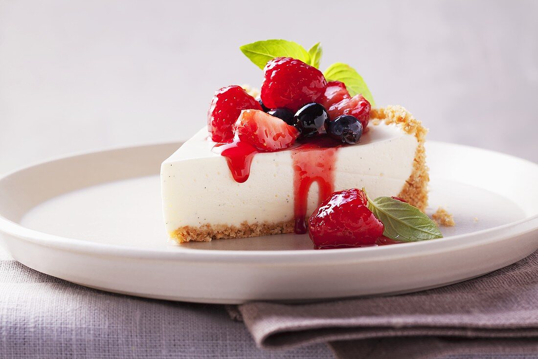 Ein Stück Käsekuchen mit Beeren