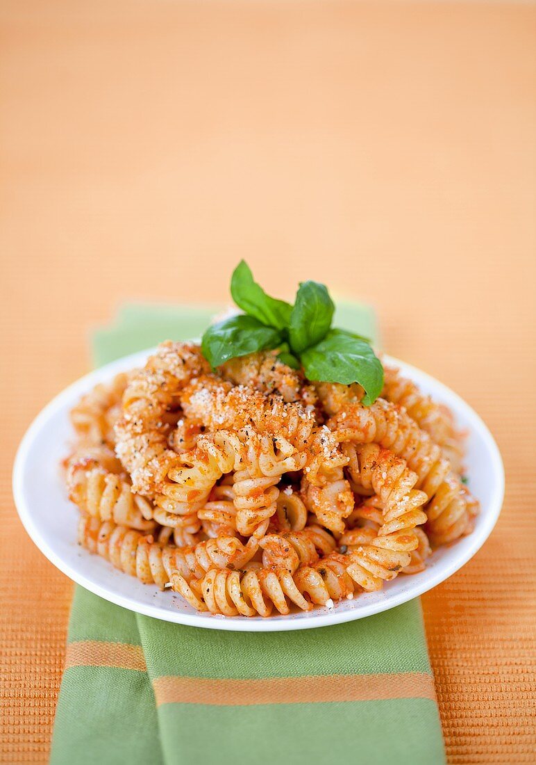 Corkscrew noodles with Pesto Rosso and basil