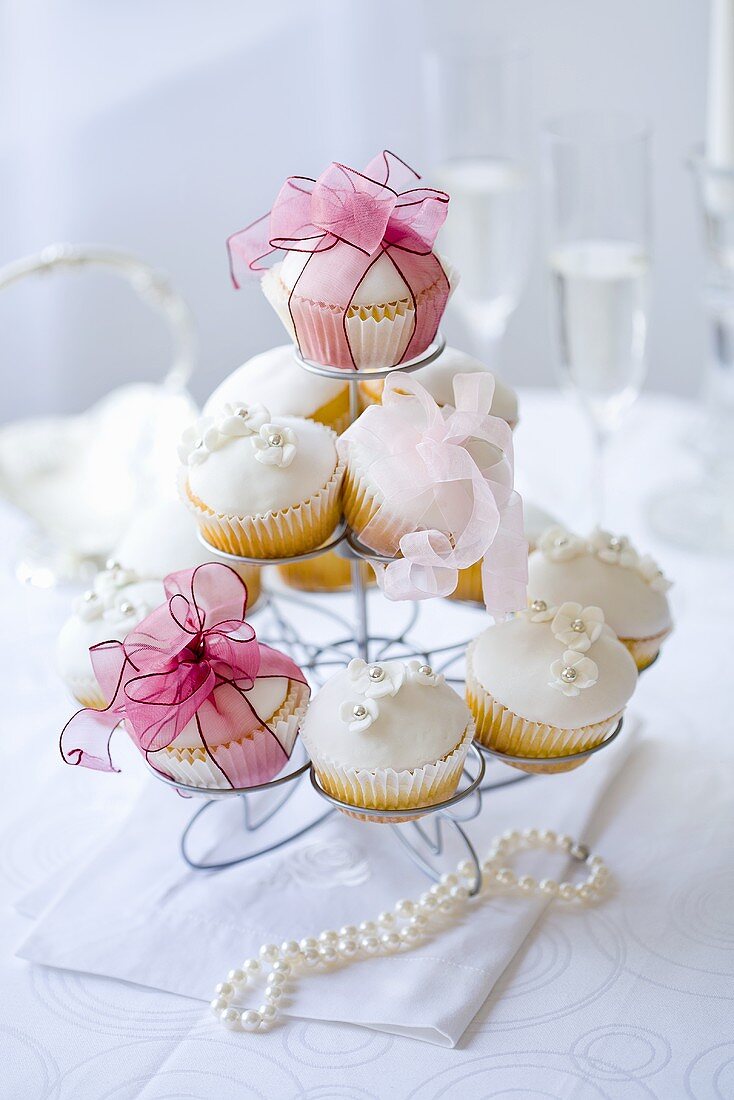 Hochzeits-Cupcakes auf Etagere