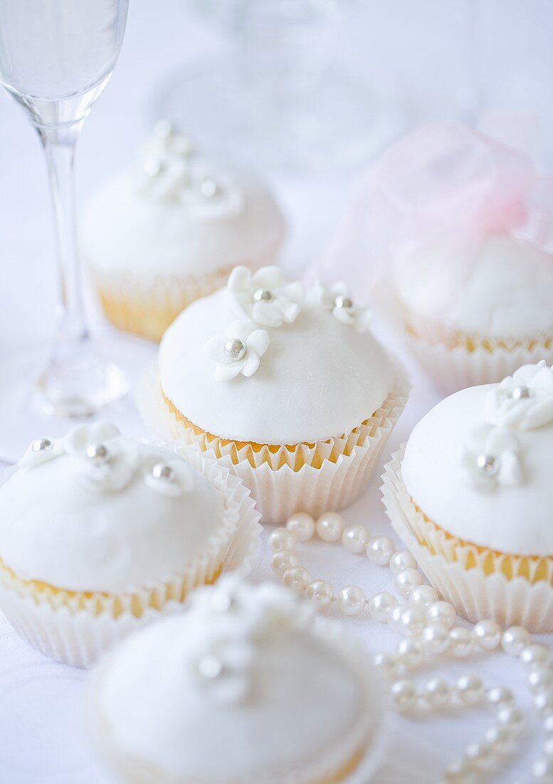 Hochzeits-Cupcakes und Perlenkette