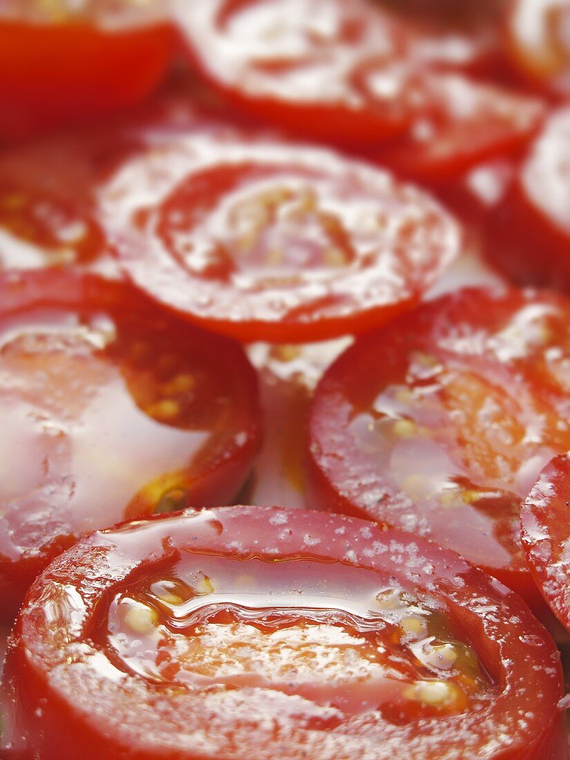 Salted tomato slices