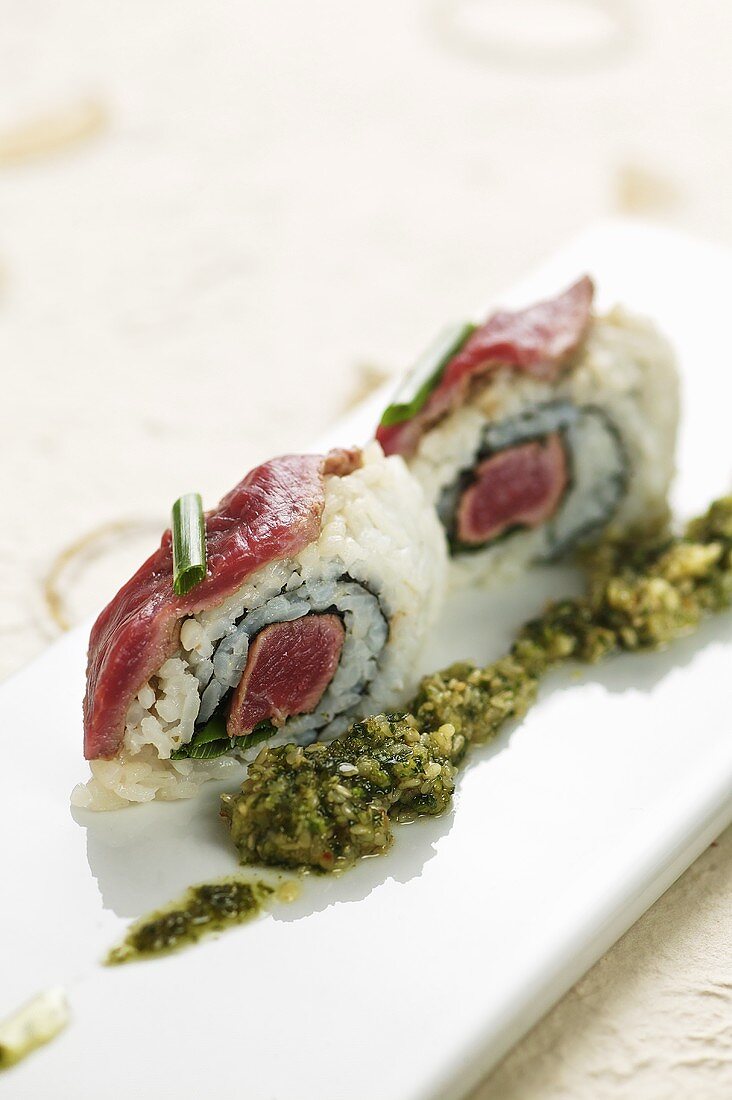 Maki gefüllt mit Lamm und Korianderpesto