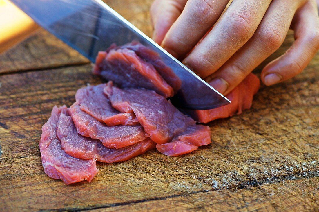 Rindfleisch für Tatar schneiden