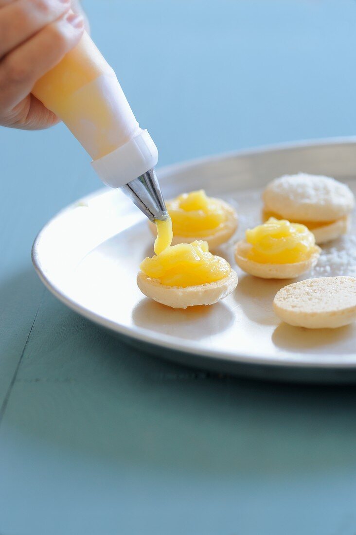 Kokos-Macarons mit Limettencreme