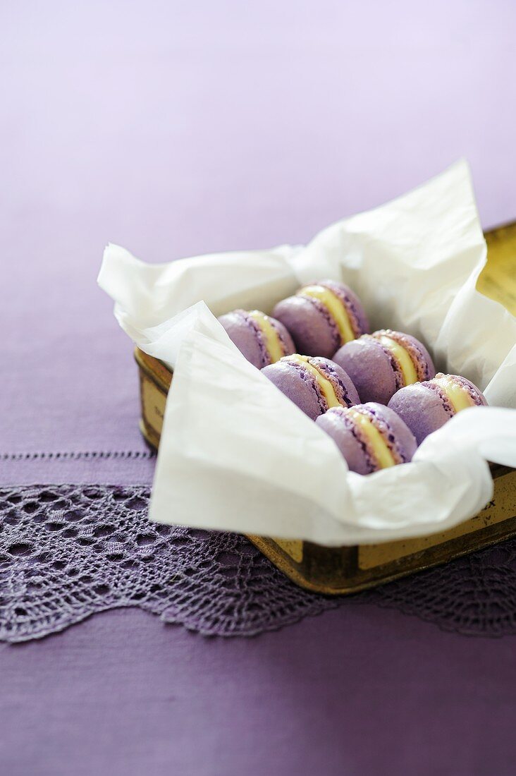 Veilchen-Macarons mit weisser Schokocreme