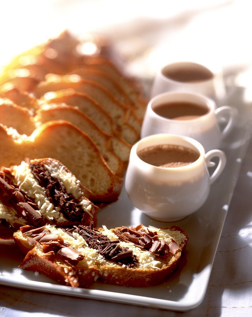 Kuchen mit Schokoraspeln und Kakao