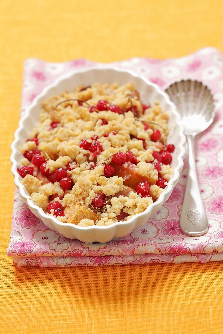 Pfirsich-Johannisbeer-Crumble