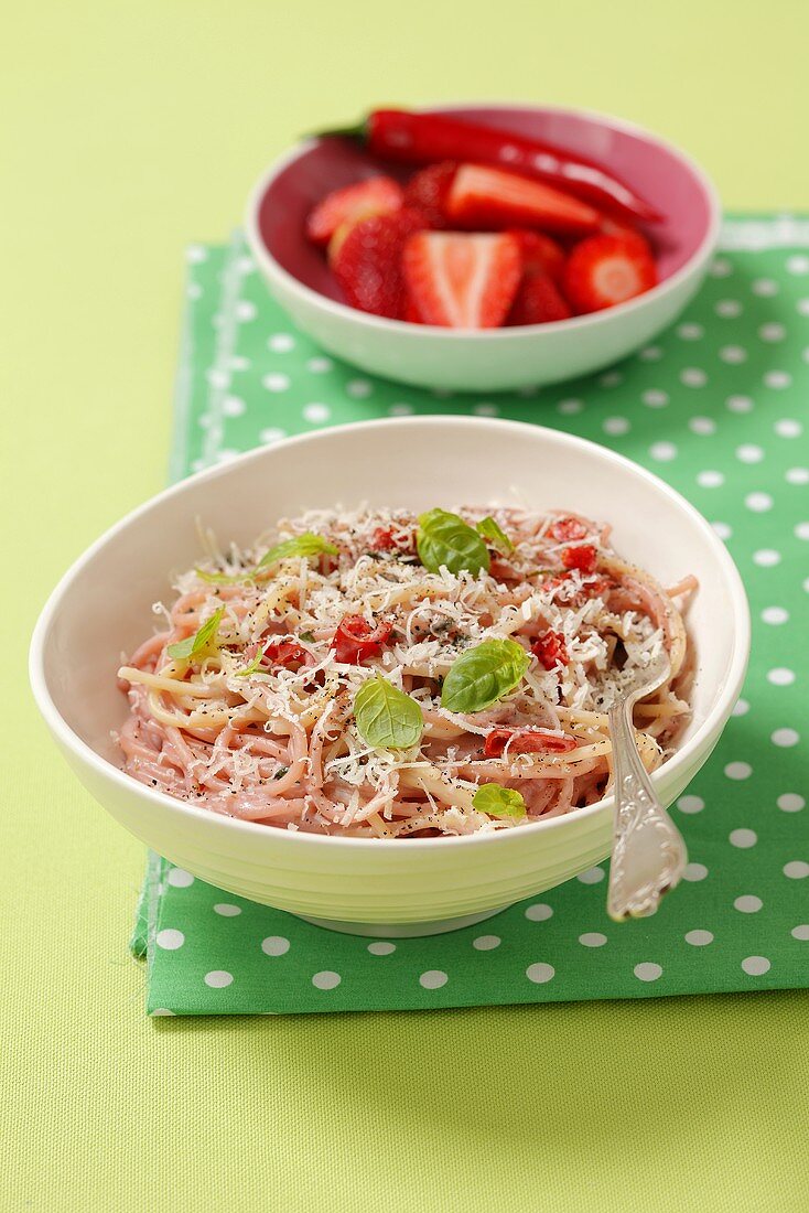 Spaghetti mit Erdbeermousse, Chili und Parmesan