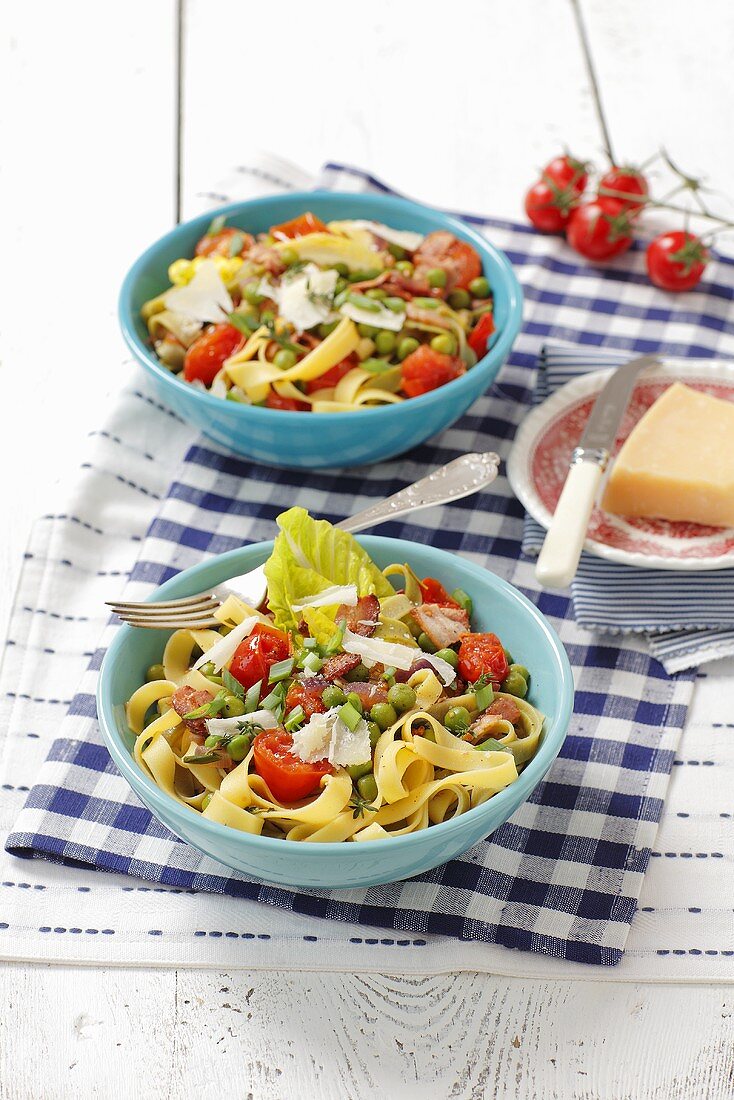 Tagliatelle mit Tomaten, Erbsen und Pancetta