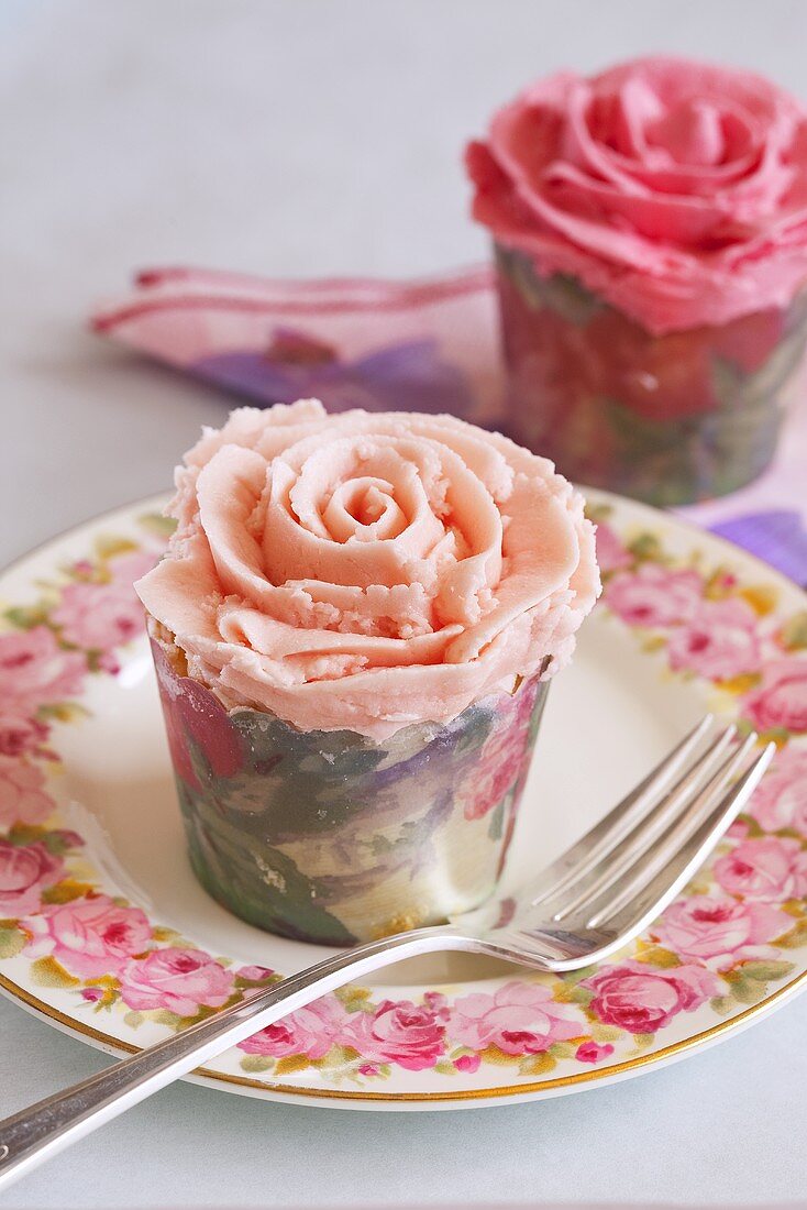 Zwei Rosen-Cupcakes