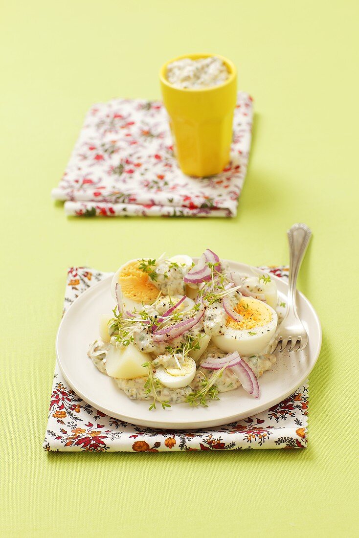Kartoffeln mit Ei, Zwiebeln und Sauce Tatar