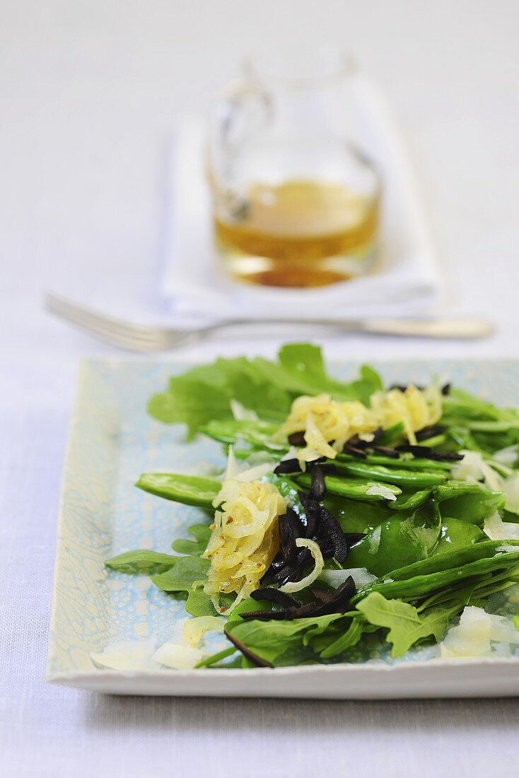 Marinierte Zuckerschoten mit Oliven, Rucola & Peccorino