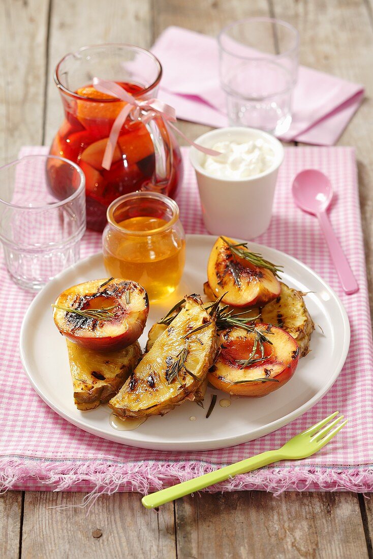 Gegrillte Ananas und Nektarinen mit Rosmarin und Honig