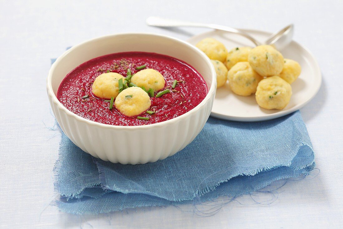 Rote-Bete-Suppe mit Käseklösschen