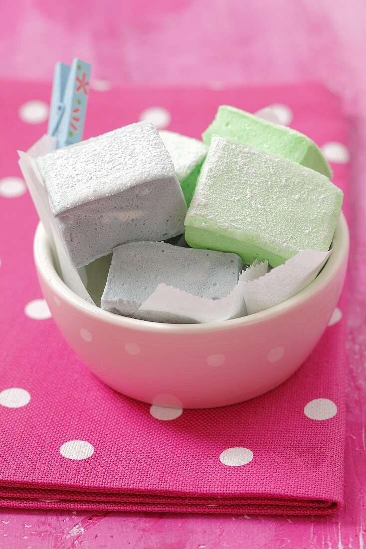 Selbstgemachte Marshmallows in einer Schale