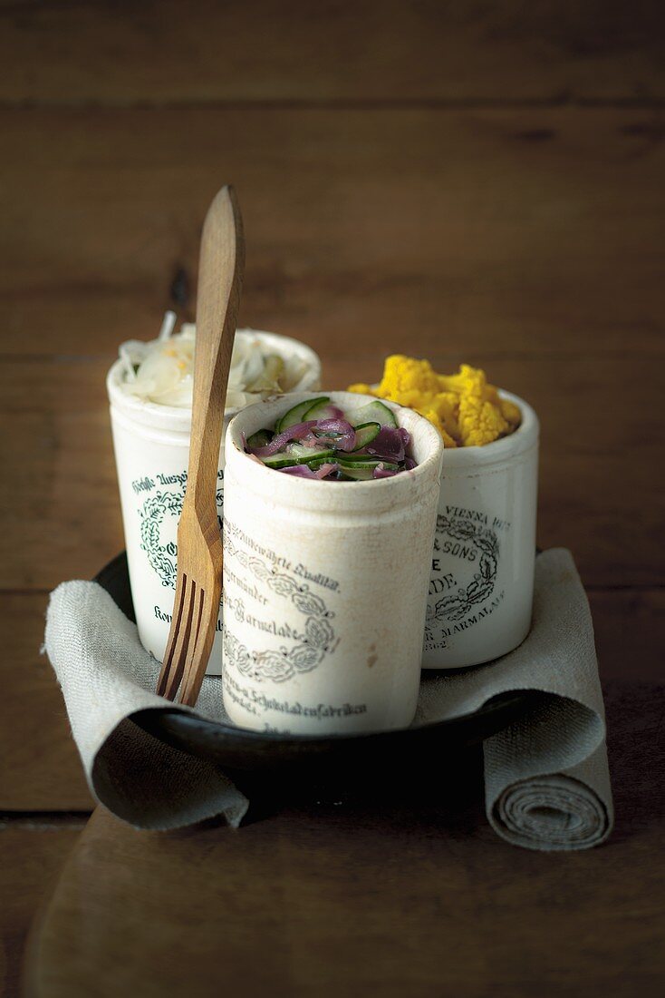 Eingelegter Weisskohl, Gurkenrelish und Blumenkohl-Pickles