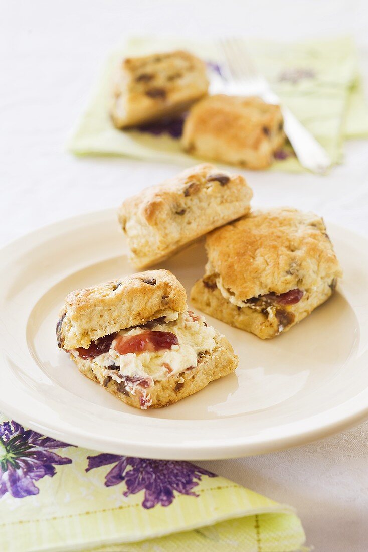 Raisin scones with jam