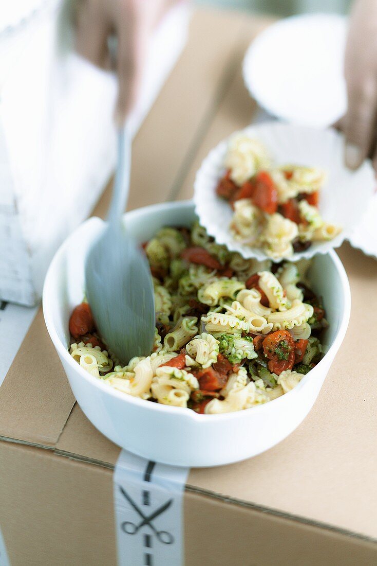 Nudelsalat mit Pesto und Tomaten