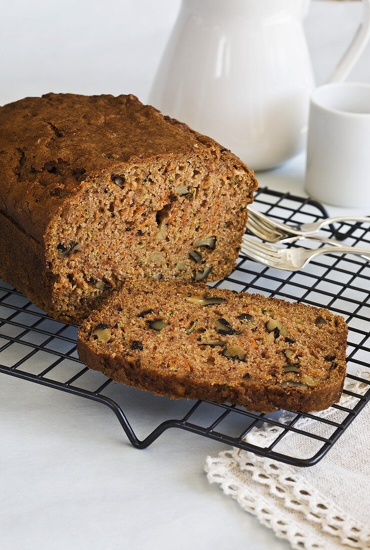 Walnusskuchen mit Möhren und Zucchini