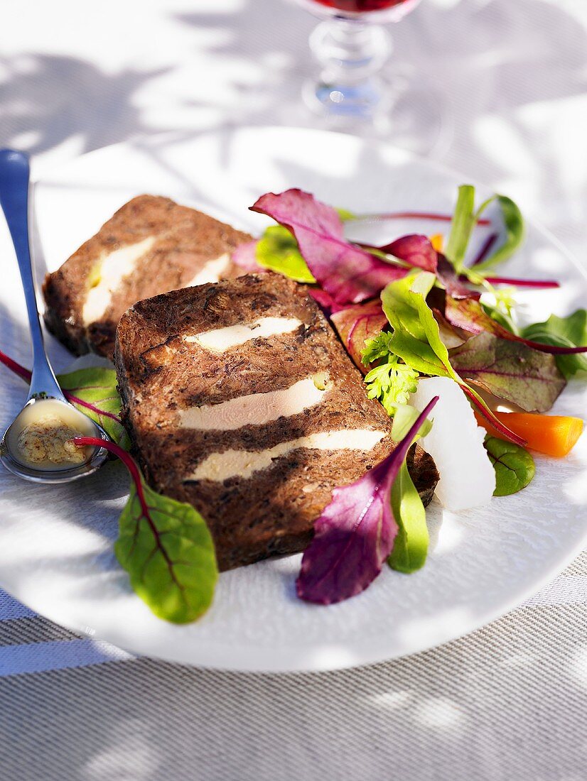 Terrine in Scheiben mit Salatbeilage