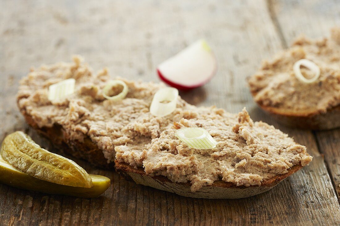 Leberwurstbrote mit Frühlingszwiebeln und Essiggurken