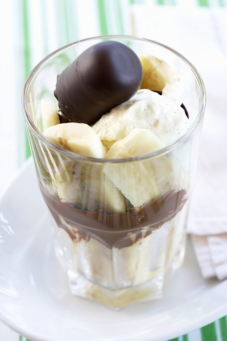 Rice pudding with bananas, vanilla ice cream and a chocolate marshmallow