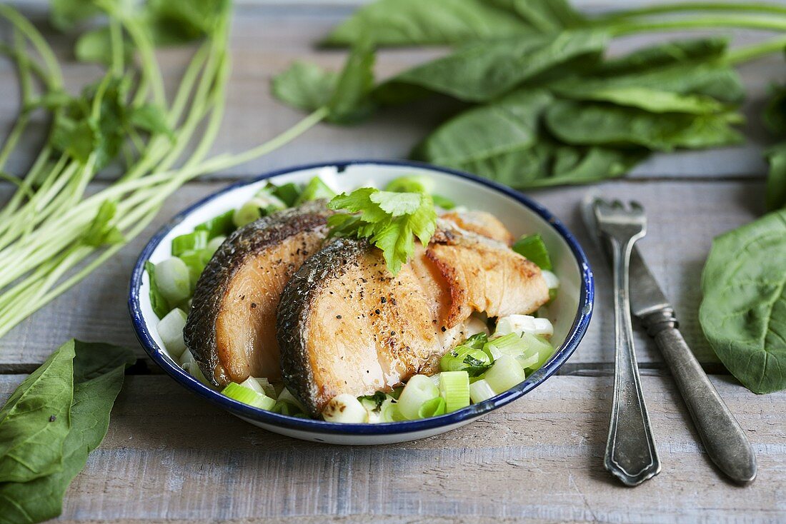 Gebratener Lachs mit Lauchgemüse