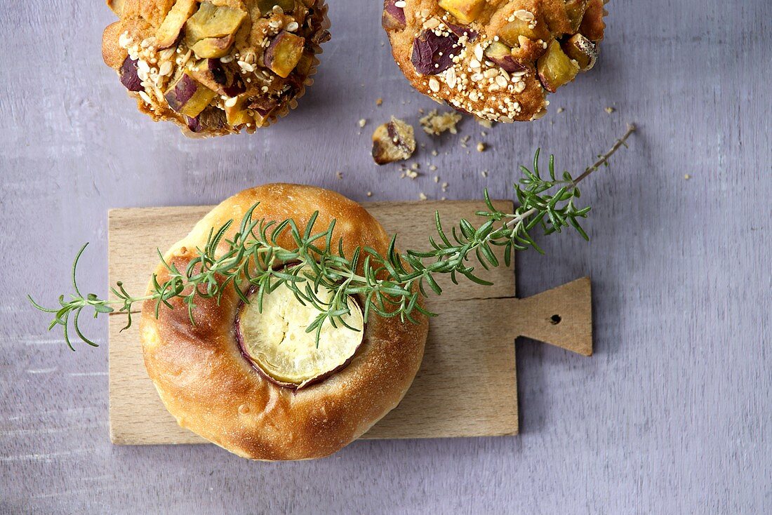 Kartoffelfladen mit Rosmarinöl und Süsskartoffel-Muffins