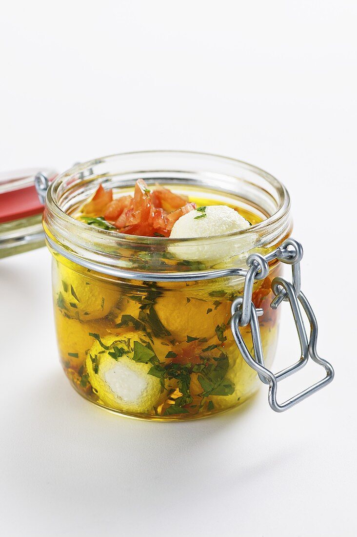 Ziegenfrischkäse in Kräuter-Olivenöl