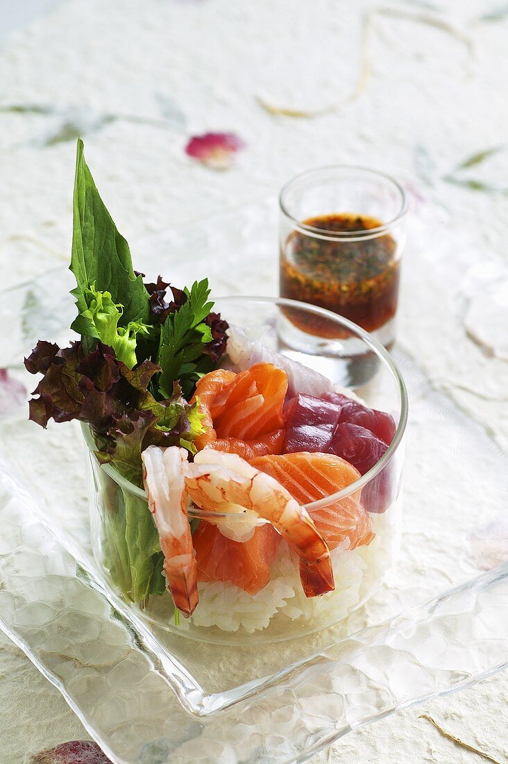 Chirashi-Sushi mit Korianderdressing