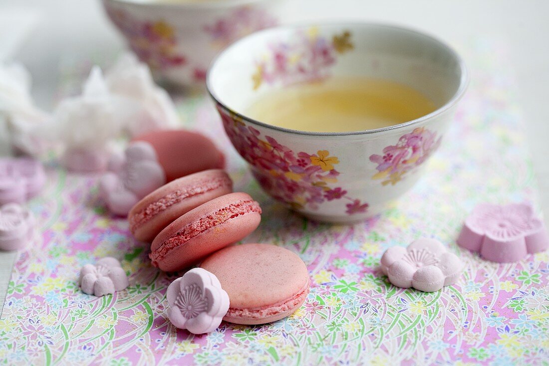 Grüner Tee mit Macarons und Zuckerblüten Rakugan (Süßigkeit, Japan)