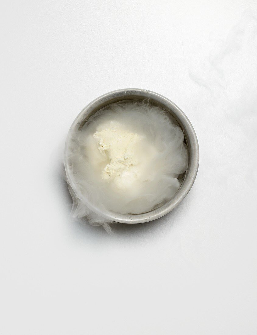 Vanilla ice cream with dry ice (seen from above)