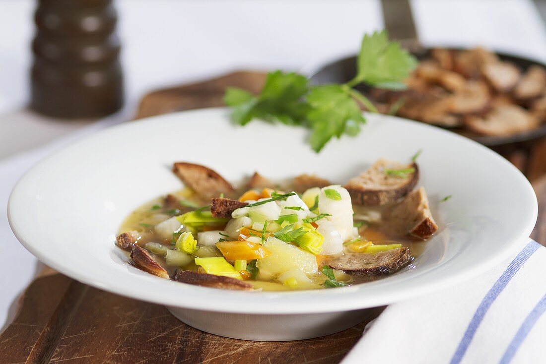 Bayerische Brotsuppe auf Holledauer Art