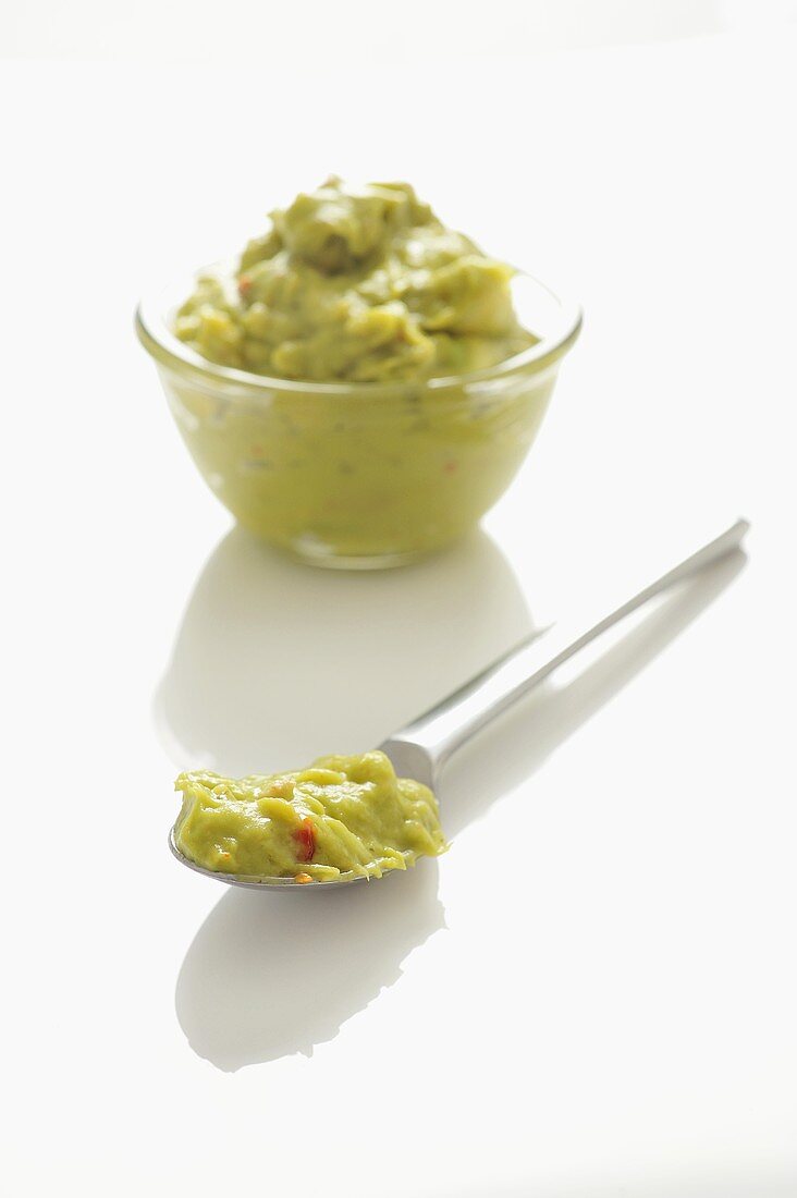 Guacamole im Schälchen und auf Löffel