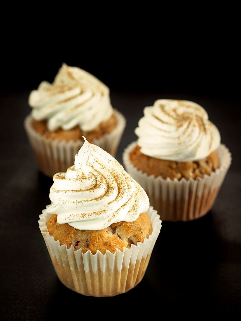 Cupcakes with strawberries and white chocolate