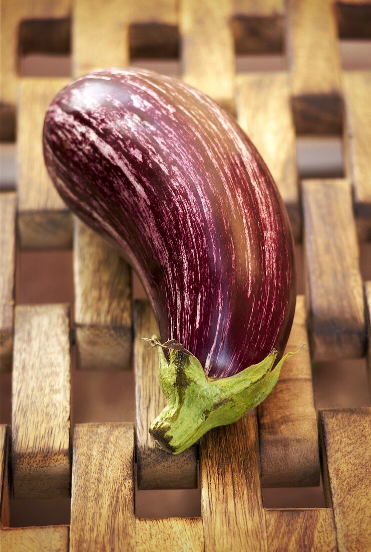 Eine Aubergine auf Holzgitter