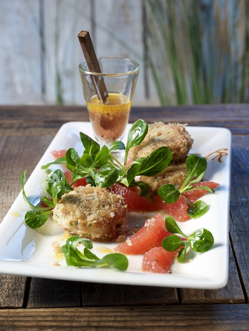 Crab cakes with lamb's lettuce and grapefruit
