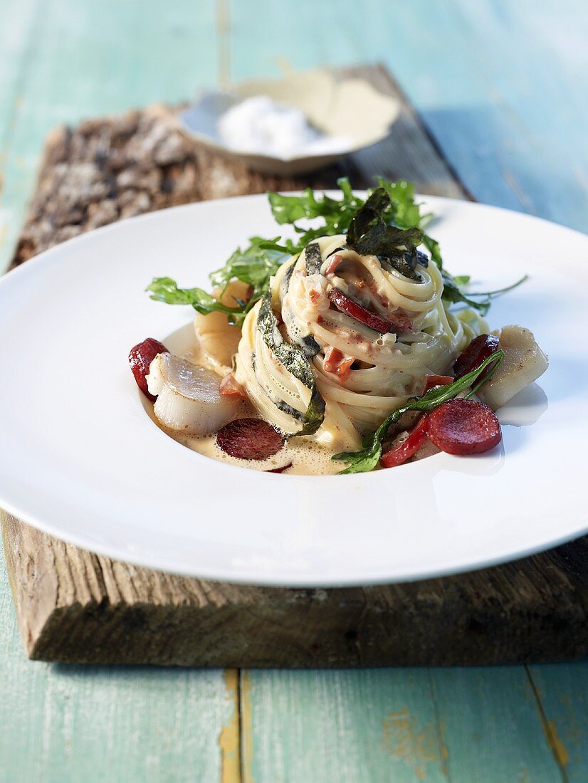 Fettuccine with nori, kabanossi and scallops