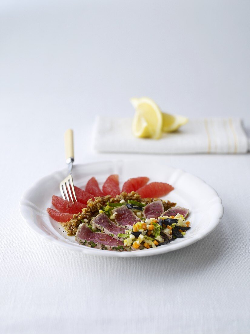 Arcobaleno (Vorspeise mit Thunfisch, Grapefruit, Feigen und Oliven)