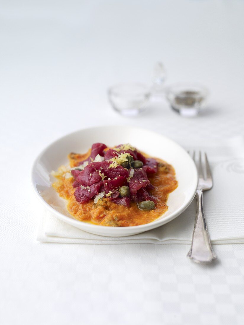 Carne cruda con salsa al pomodoro (Rinderfiletstreifen mit Tomatensauce)