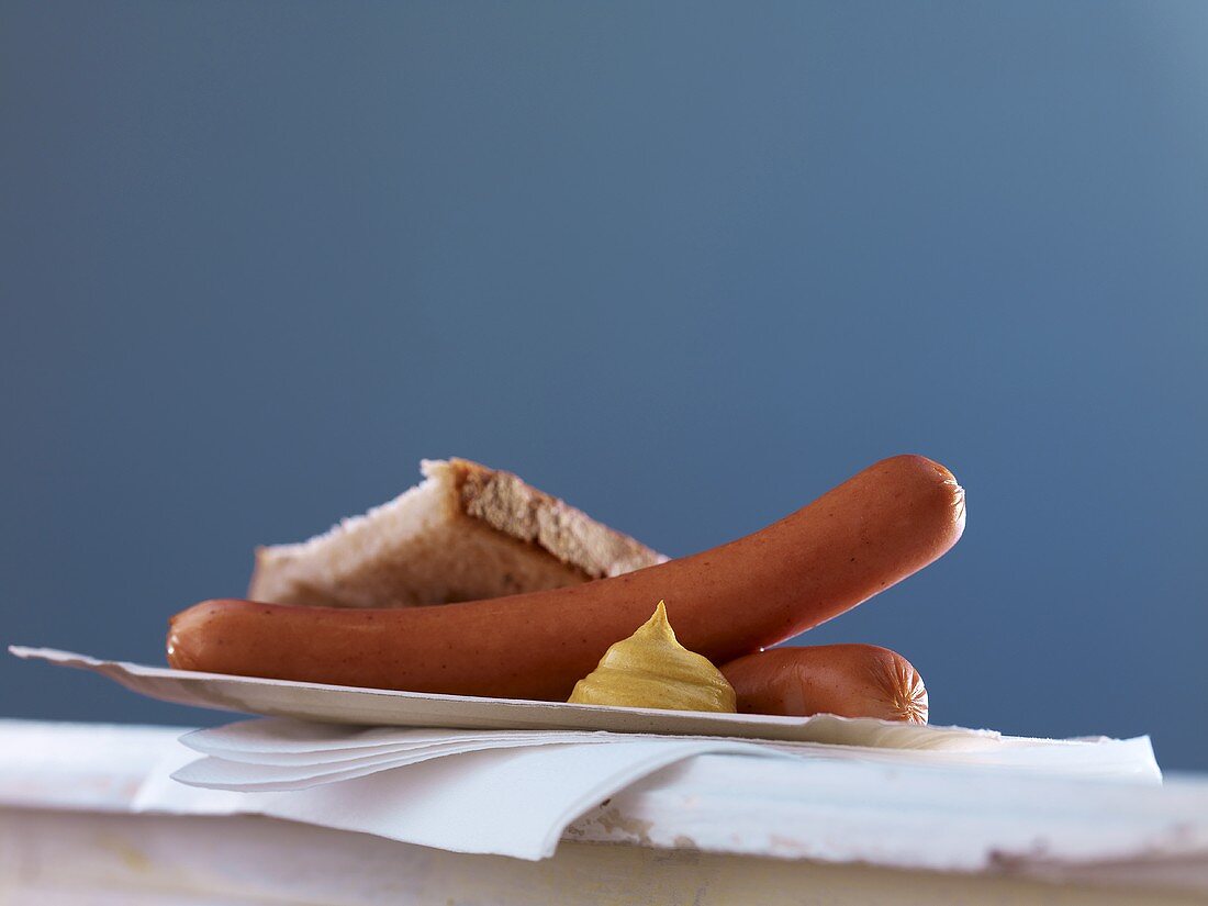 Bockwurst mit Senf und Brot