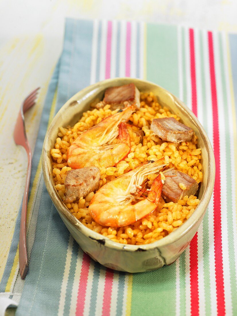Reis mit Garnelen und Thunfisch (Spanien)
