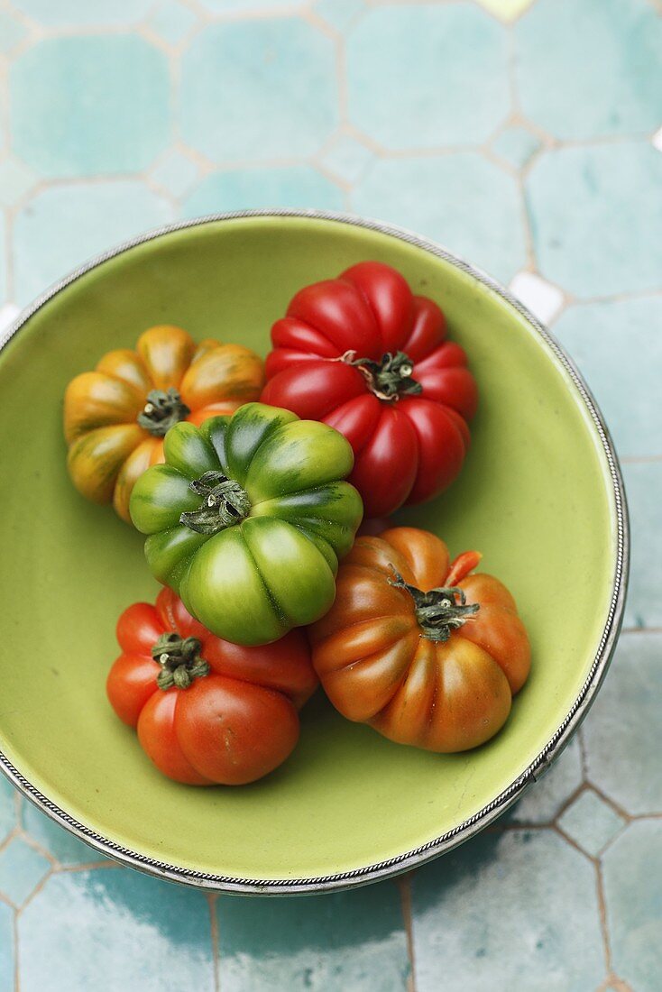 A bowl of heirloom tomatoes (seen from above)