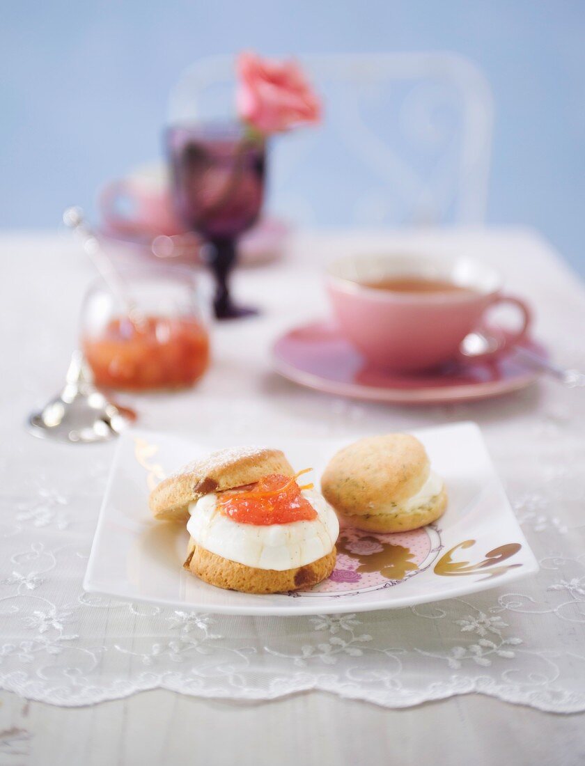 Scones mit Clotted Cream und Grapefruitmarmelade zum Tee