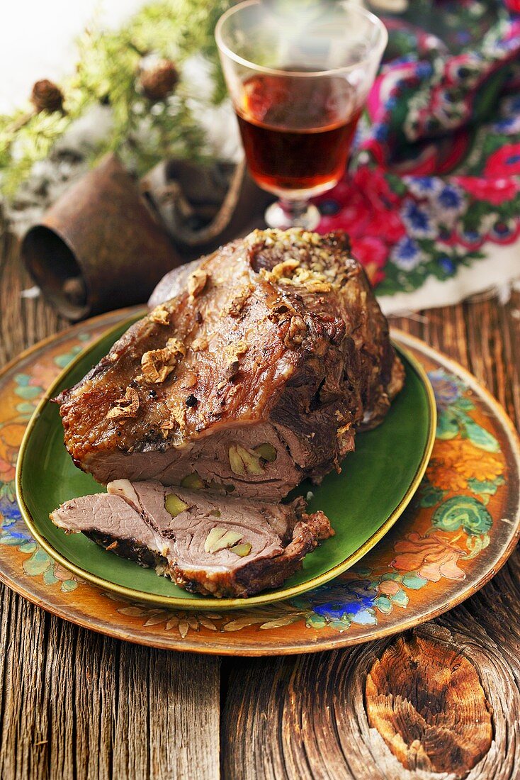 Gefüllter Lammbraten mit Knoblauch und Gurke (Polen)