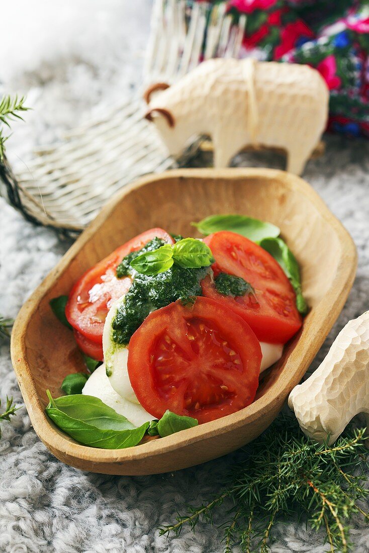 Schafskäse mit Tomaten und Basilikum