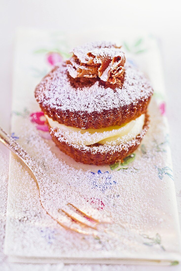 Schokoladen-Vanille-Cupcake mit Puderzucker