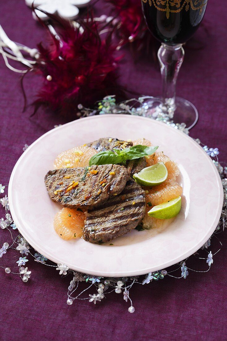 Gegrilltes Rinderfilet mit Grapefruits zu Weihnachten