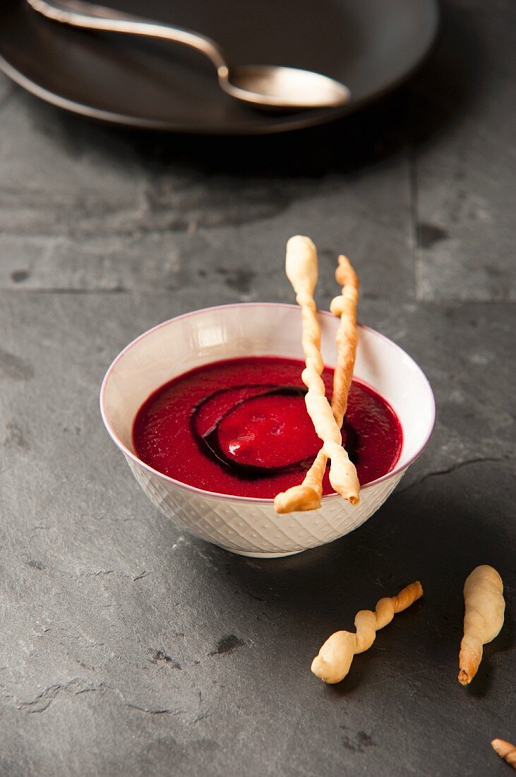 Rote-Bete-Suppe mit Grissini